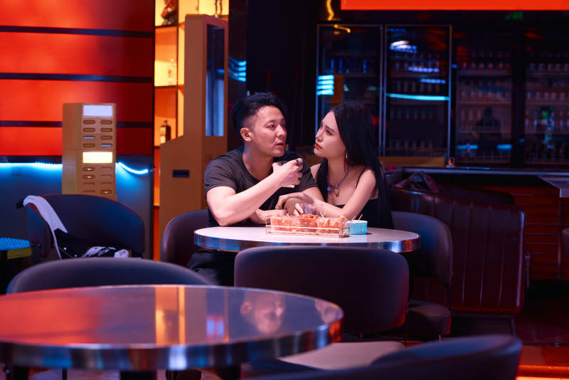 快乐的年轻情侣在酒吧喝酒聊天图片