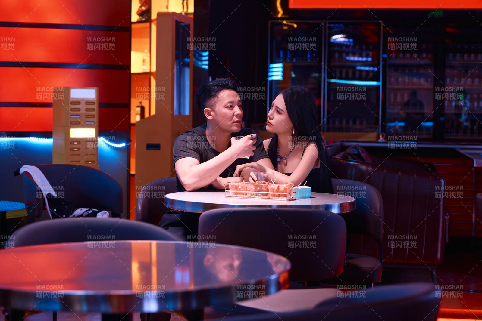 快乐的年轻情侣在酒吧喝酒聊天图片