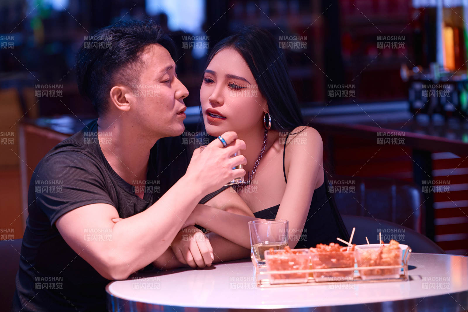 快乐的年轻情侣在酒吧喝酒聊天图片