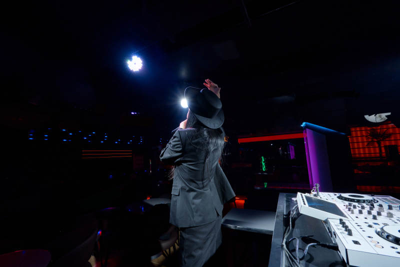 酒吧夜店进行才艺表演的女性歌手图片