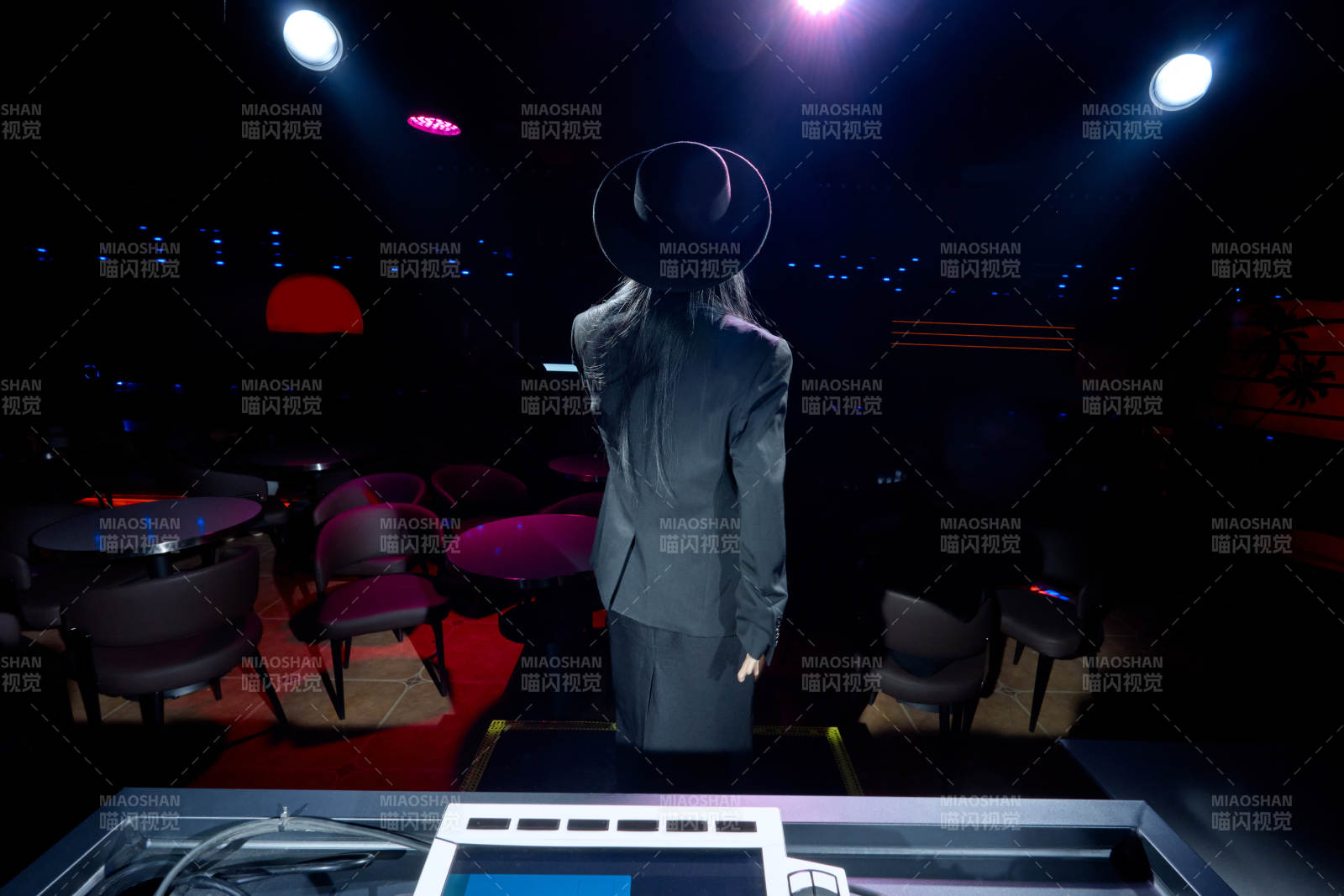 酒吧夜店进行才艺表演的女性歌手图片