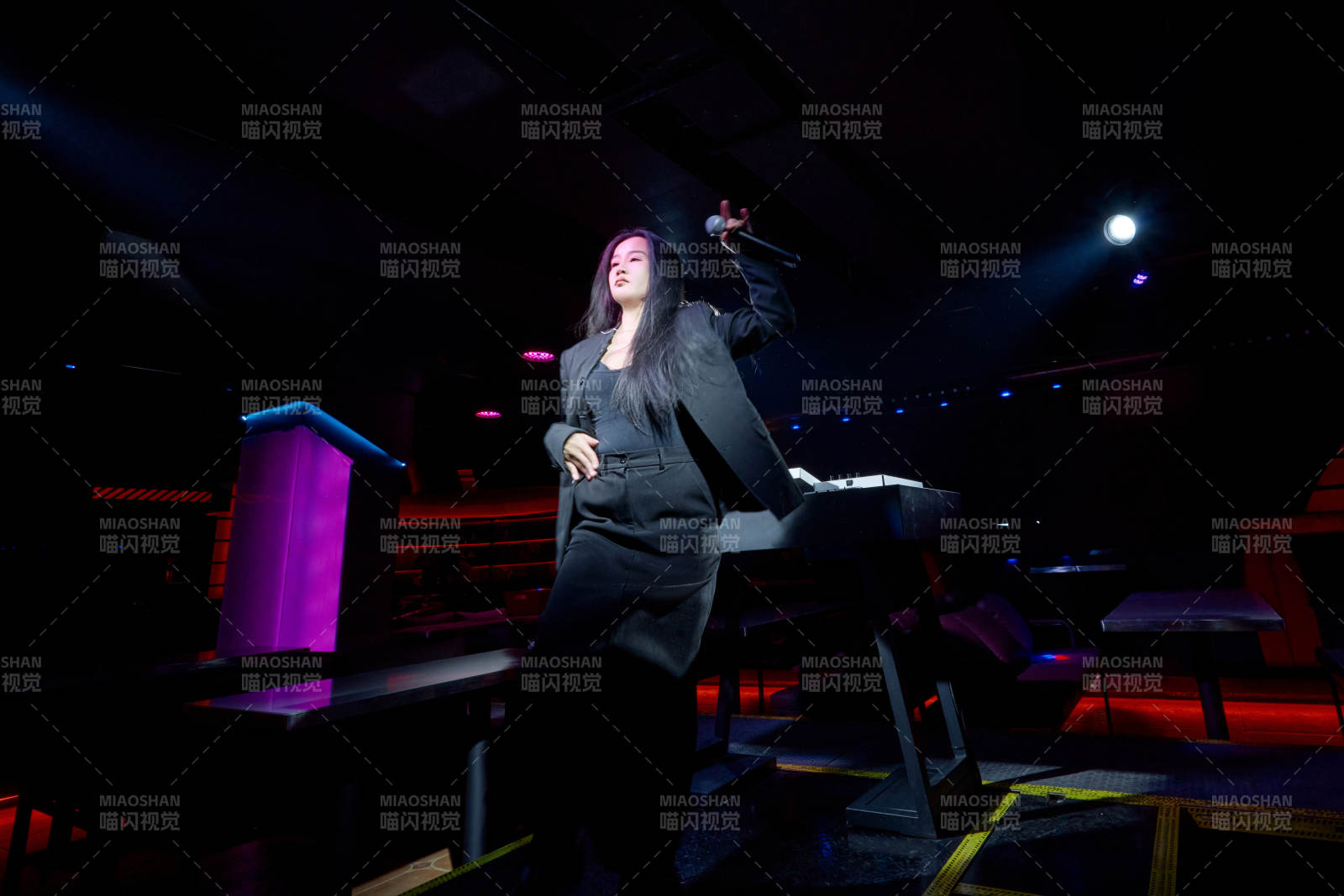 酒吧夜店进行才艺表演的女性歌手图片