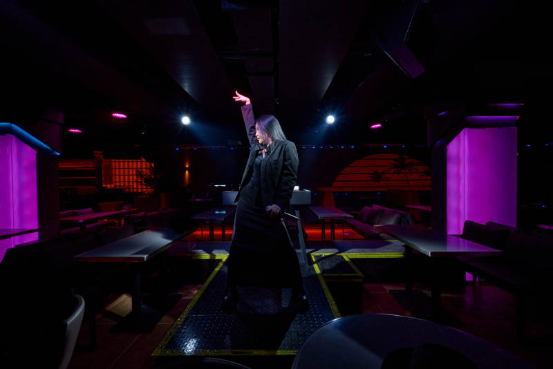 酒吧夜店进行才艺表演的女性歌手图片