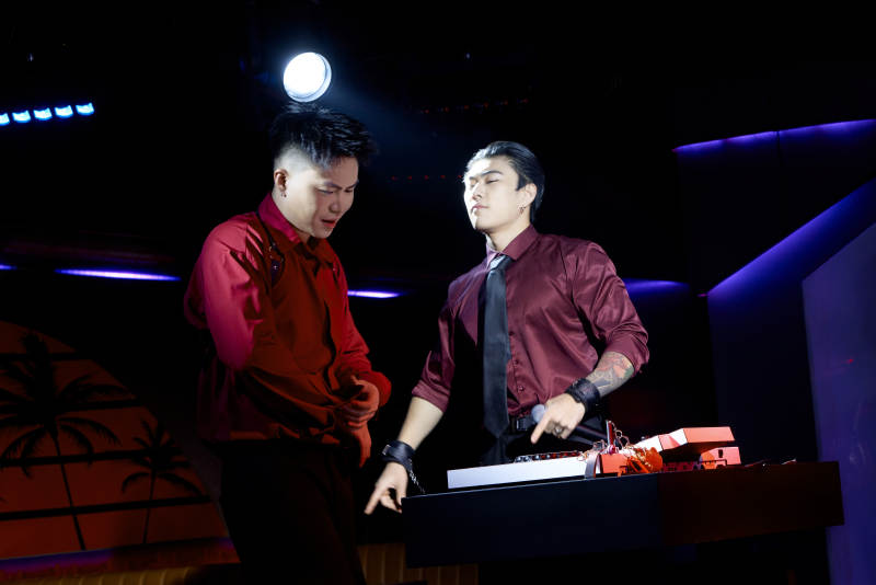 酒吧夜店进行才艺表演的双人DJ组合图片