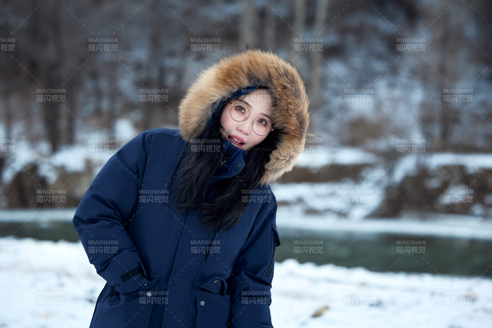 在野外雪地欣赏雪景游玩拍照的亚洲女性图片