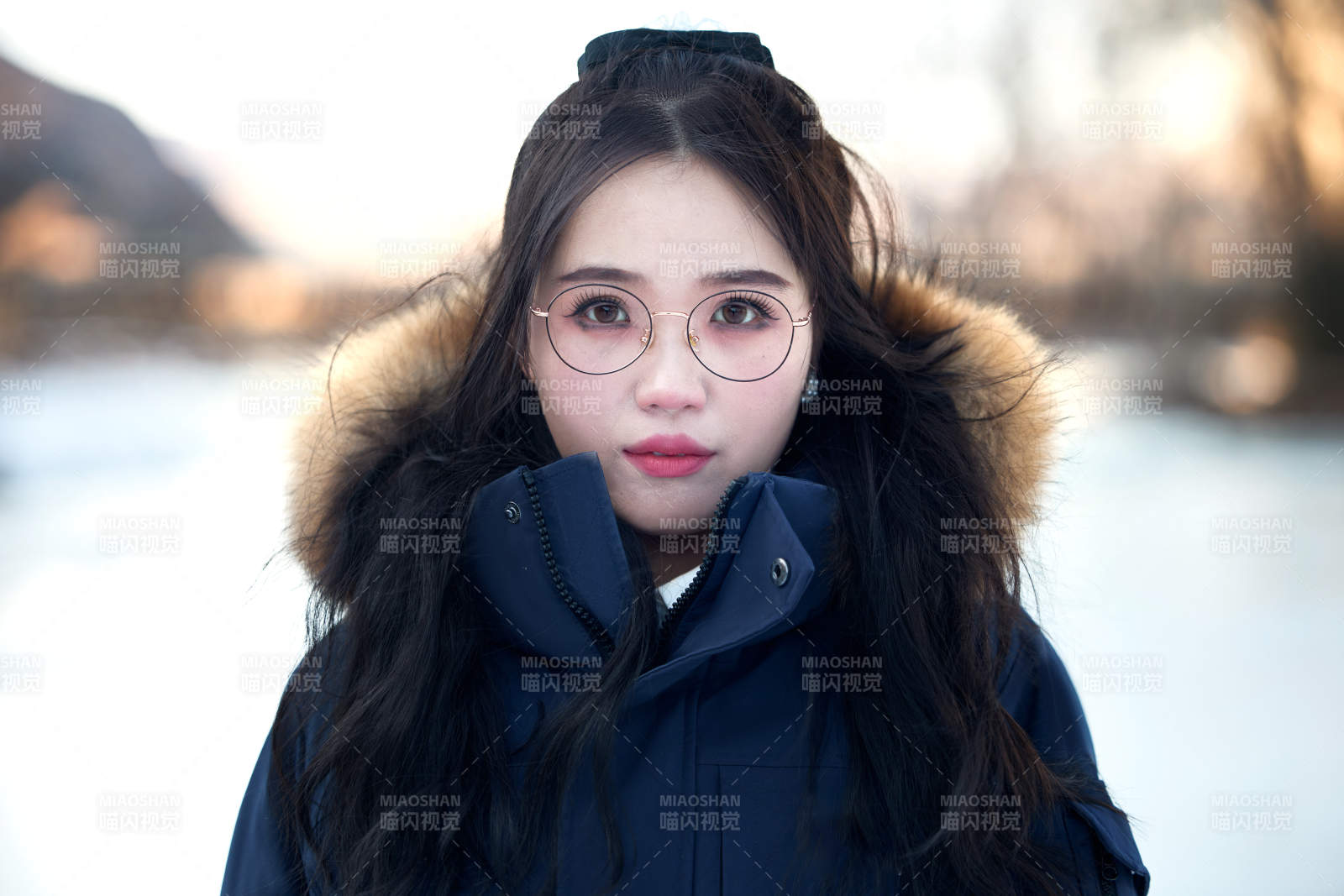 在野外雪地欣赏雪景游玩拍照的亚洲女性图片