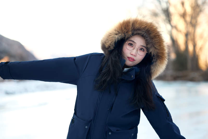 在野外雪地欣赏雪景游玩拍照的亚洲女性图片