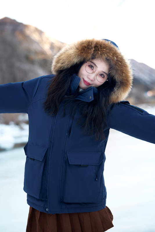 在野外雪地欣赏雪景游玩拍照的亚洲女性图片