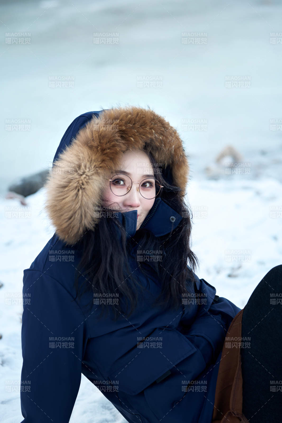 在野外雪地欣赏雪景游玩拍照的亚洲女性图片