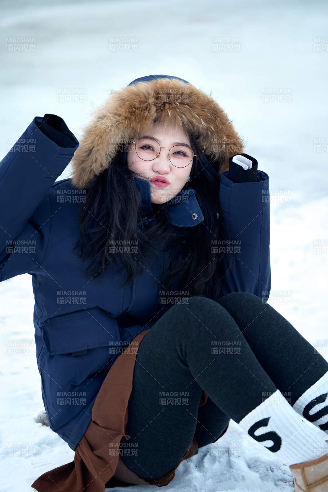 在野外雪地欣赏雪景游玩拍照的亚洲女性图片