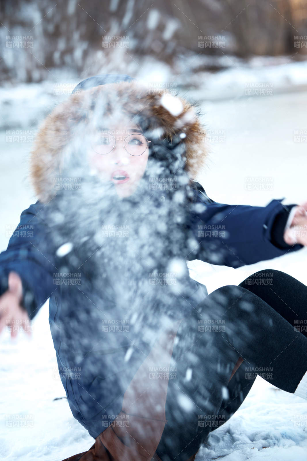 在野外雪地欣赏雪景游玩拍照的亚洲女性图片