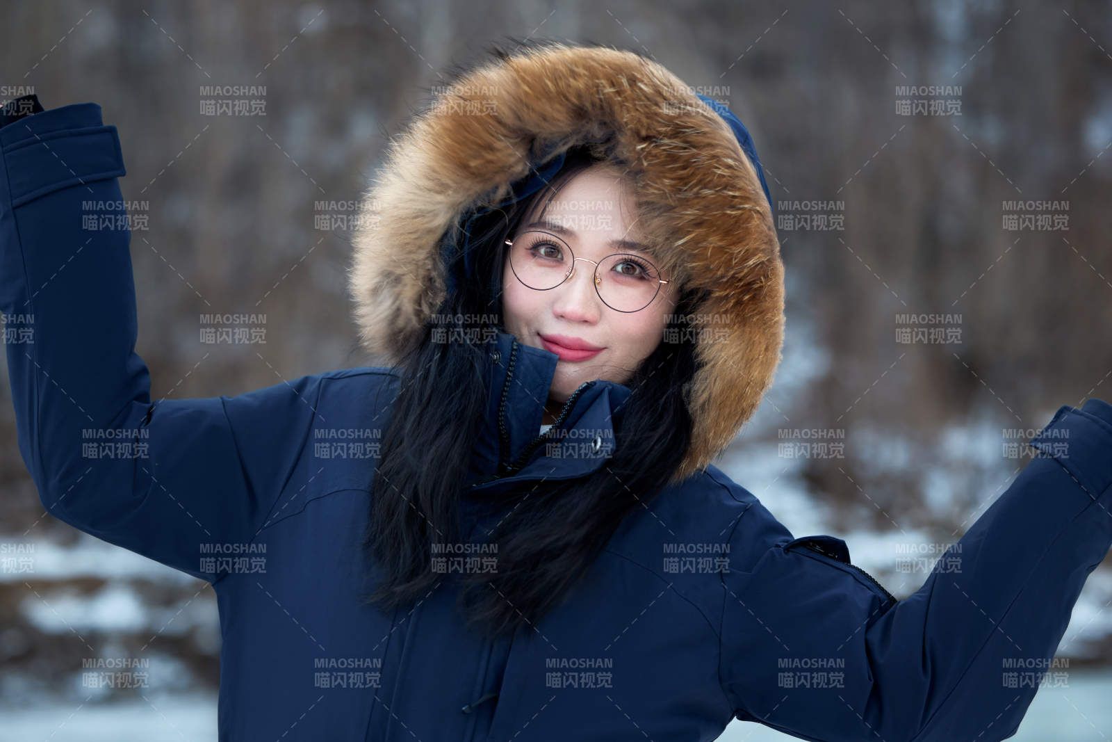 在野外雪地欣赏雪景游玩拍照的亚洲女性图片