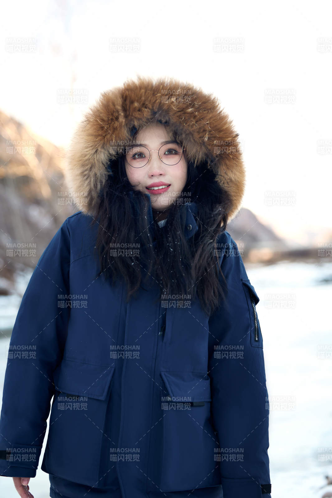在野外雪地欣赏雪景游玩拍照的亚洲女性图片