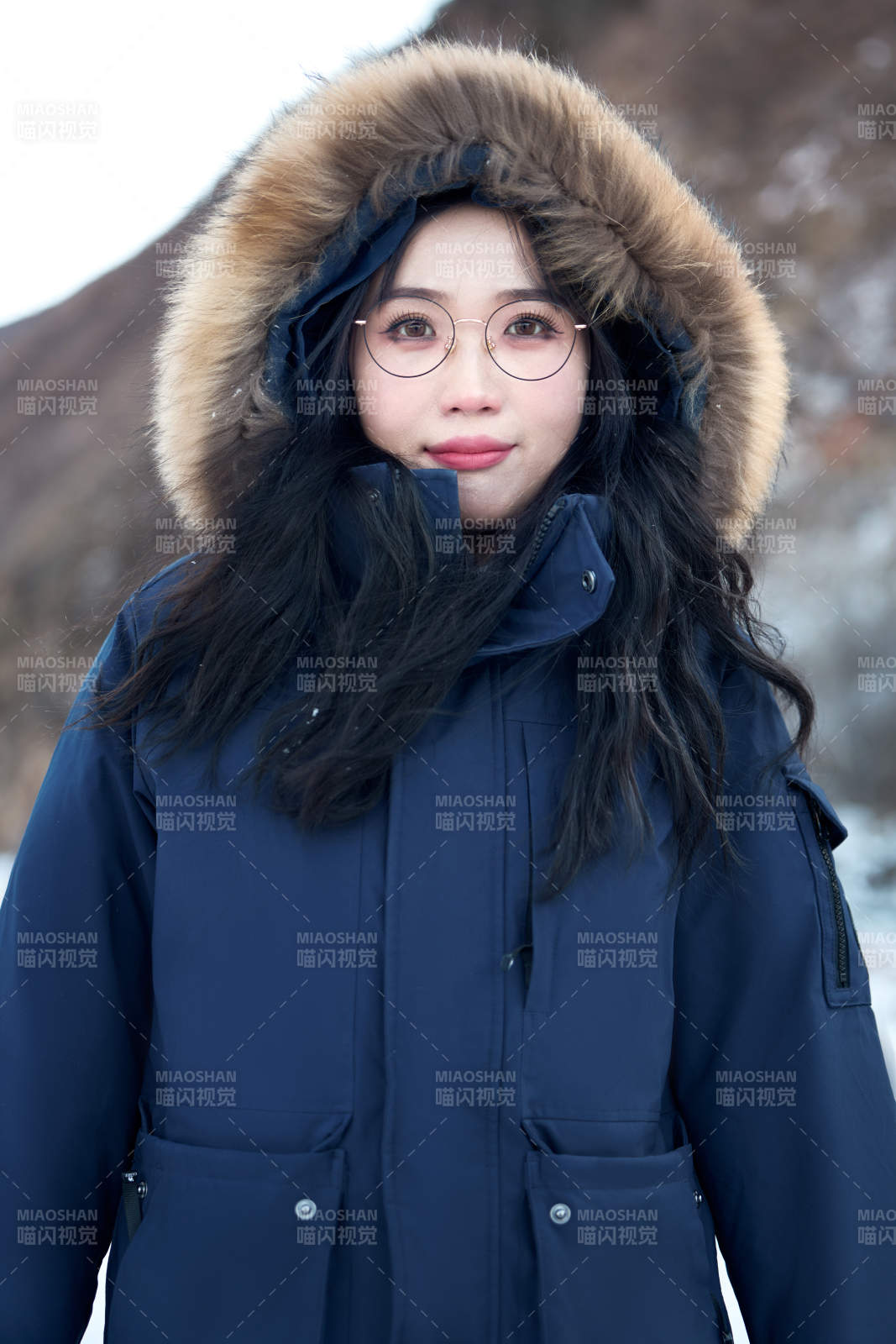 在野外雪地欣赏雪景游玩拍照的亚洲女性图片