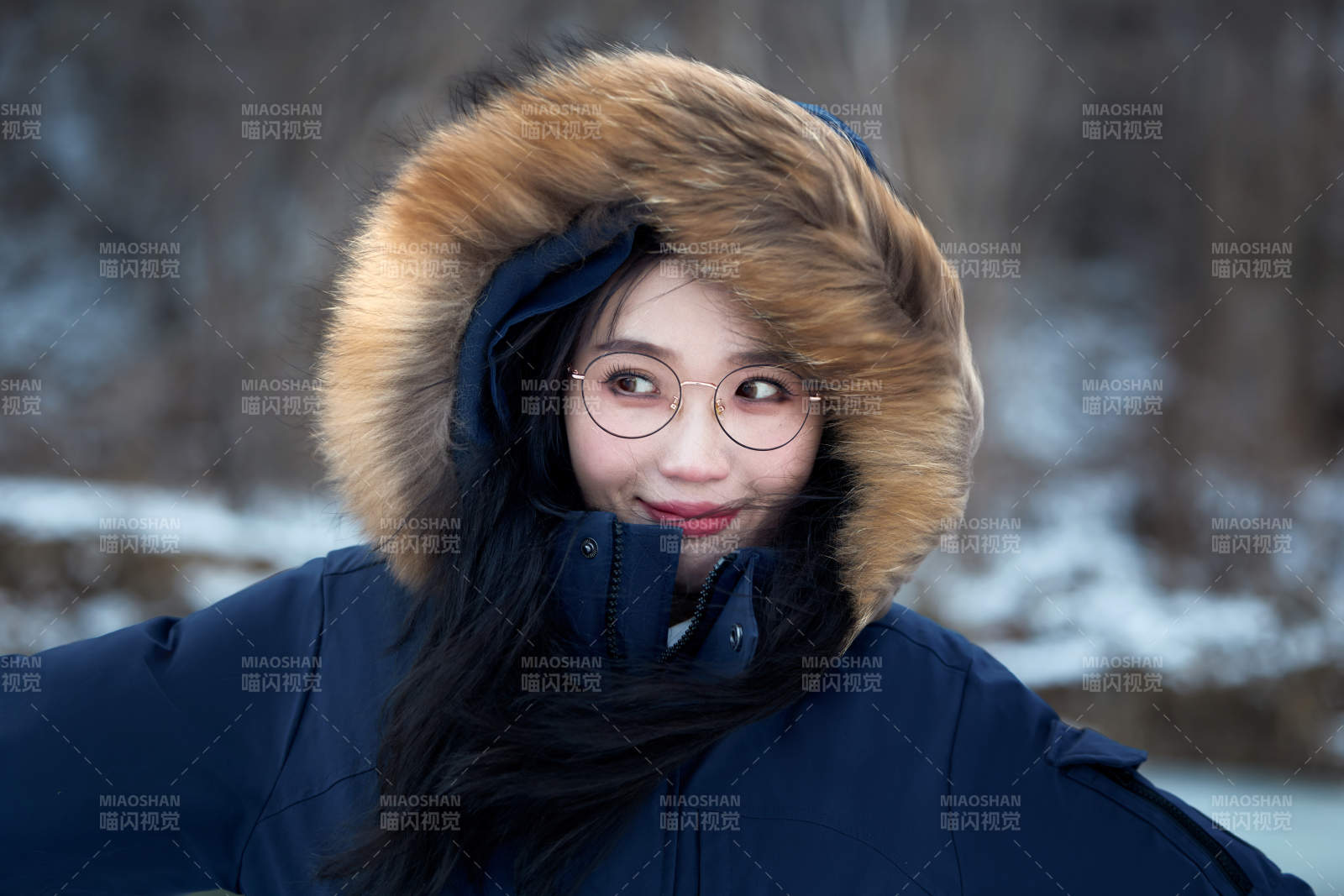 在野外雪地欣赏雪景游玩拍照的亚洲女性图片