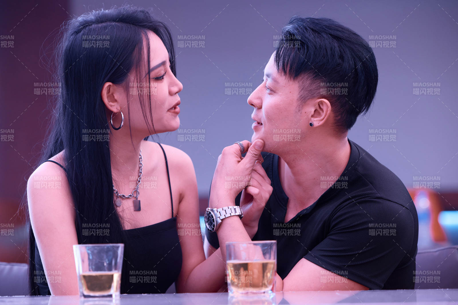 快乐的年轻情侣在酒吧喝酒聊天图片