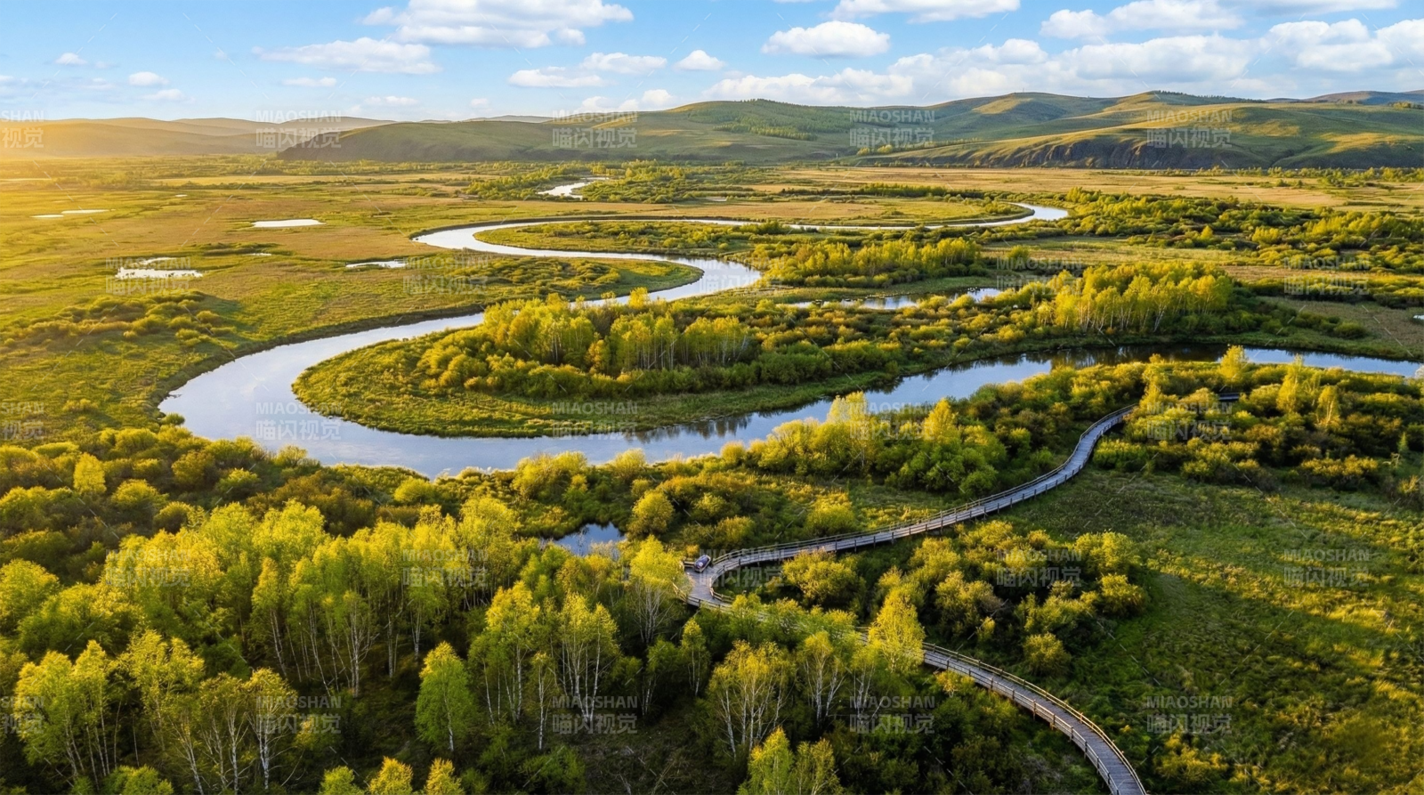 蜿蜒河流绿野间图片