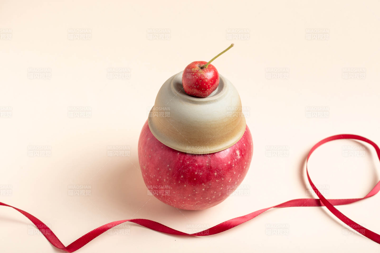 红苹果上的山楂图片
