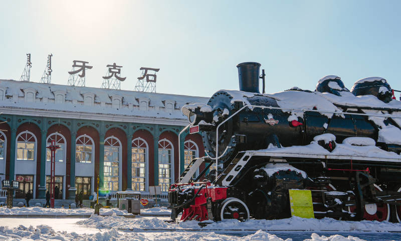 牙克石火车站的雪中老火车图片