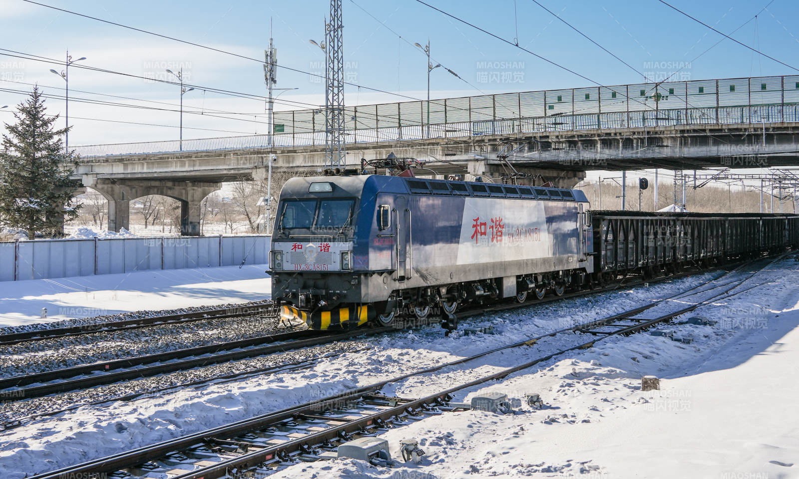 雪中火车行驶场景图片