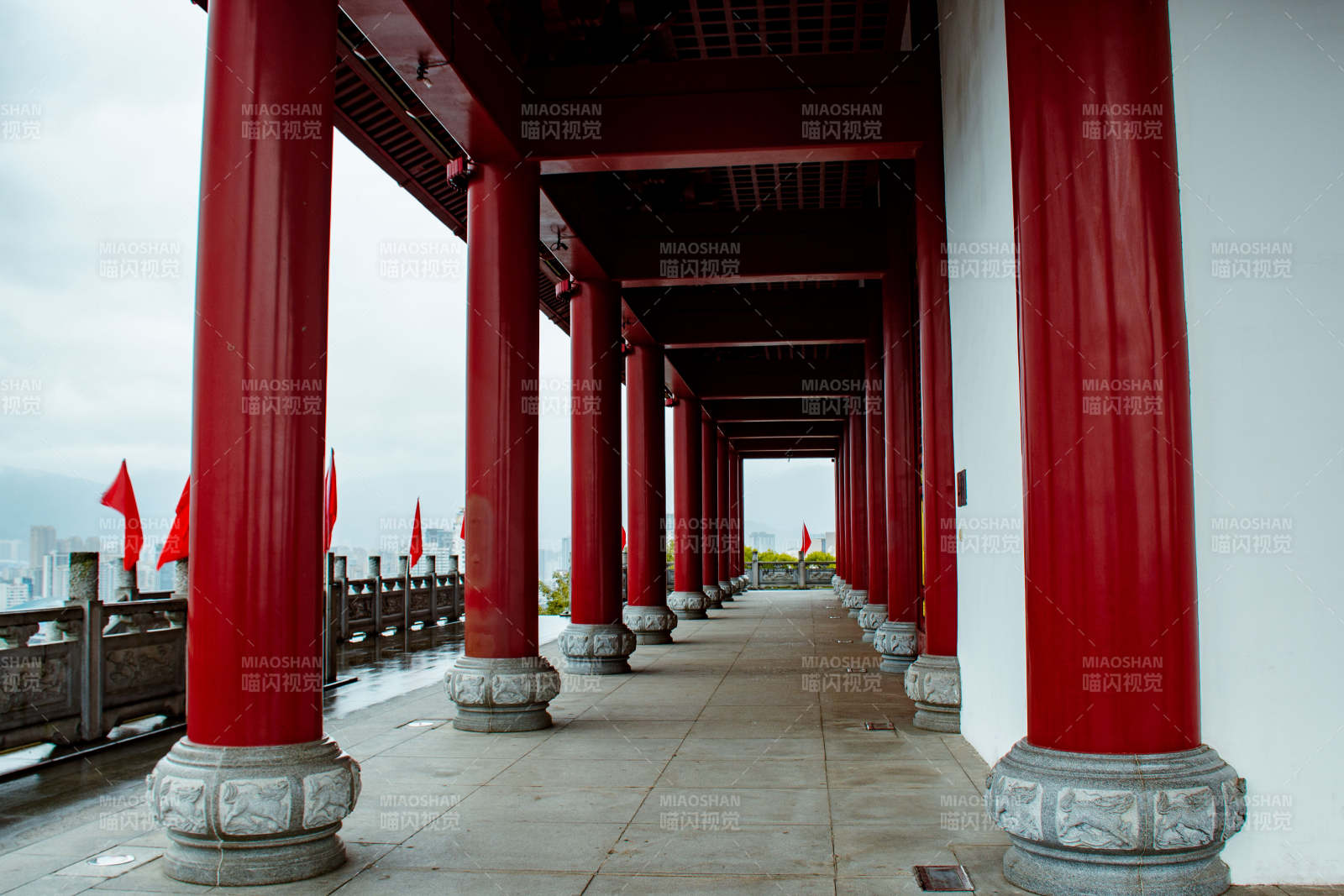 福州镇海楼红柱长廊迎风立图片