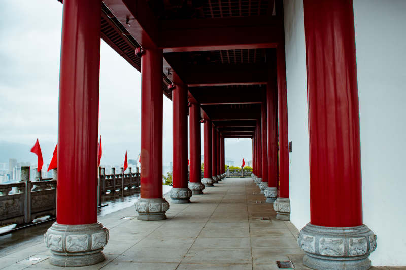 福州镇海楼红柱长廊迎风立图片