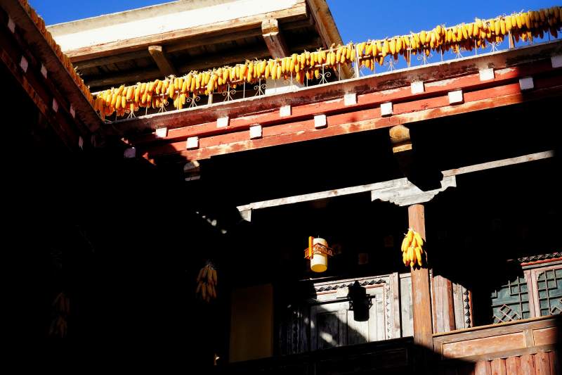 川西屋檐下晒玉米图片