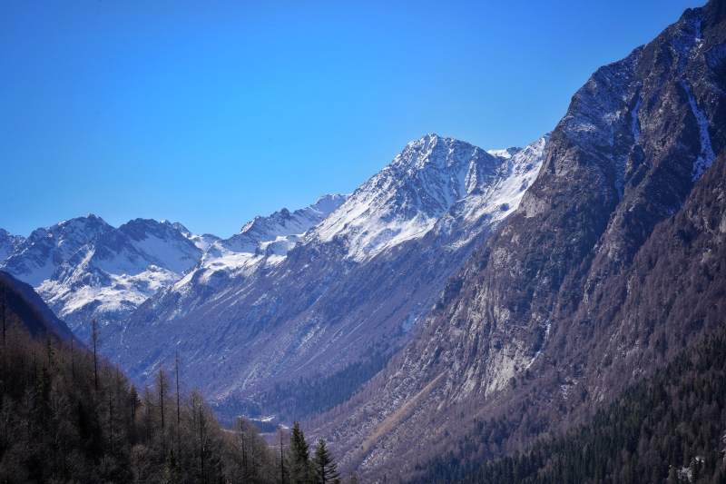 雅拉雪山巍峨图片