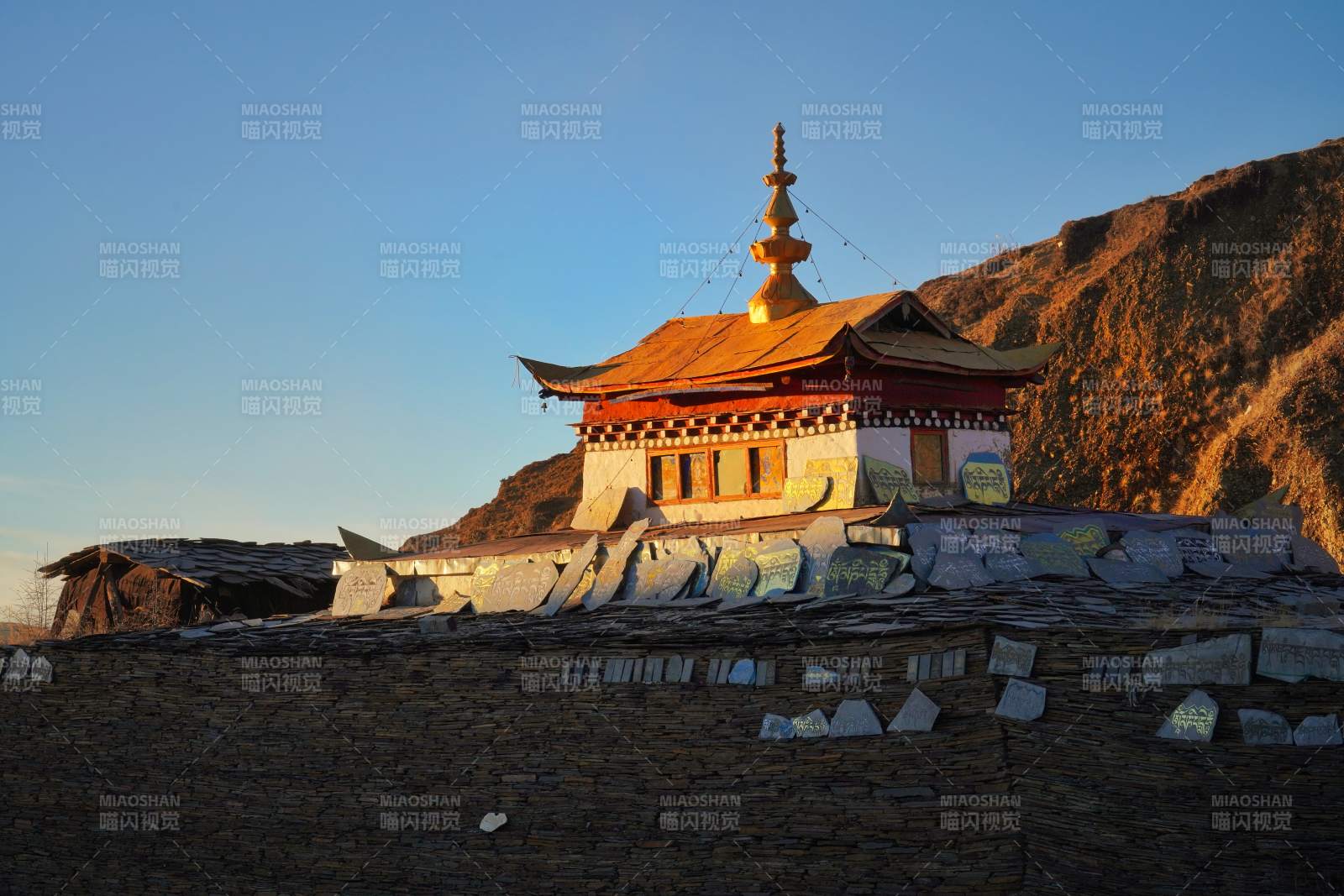 川西高原古寺晨光图片