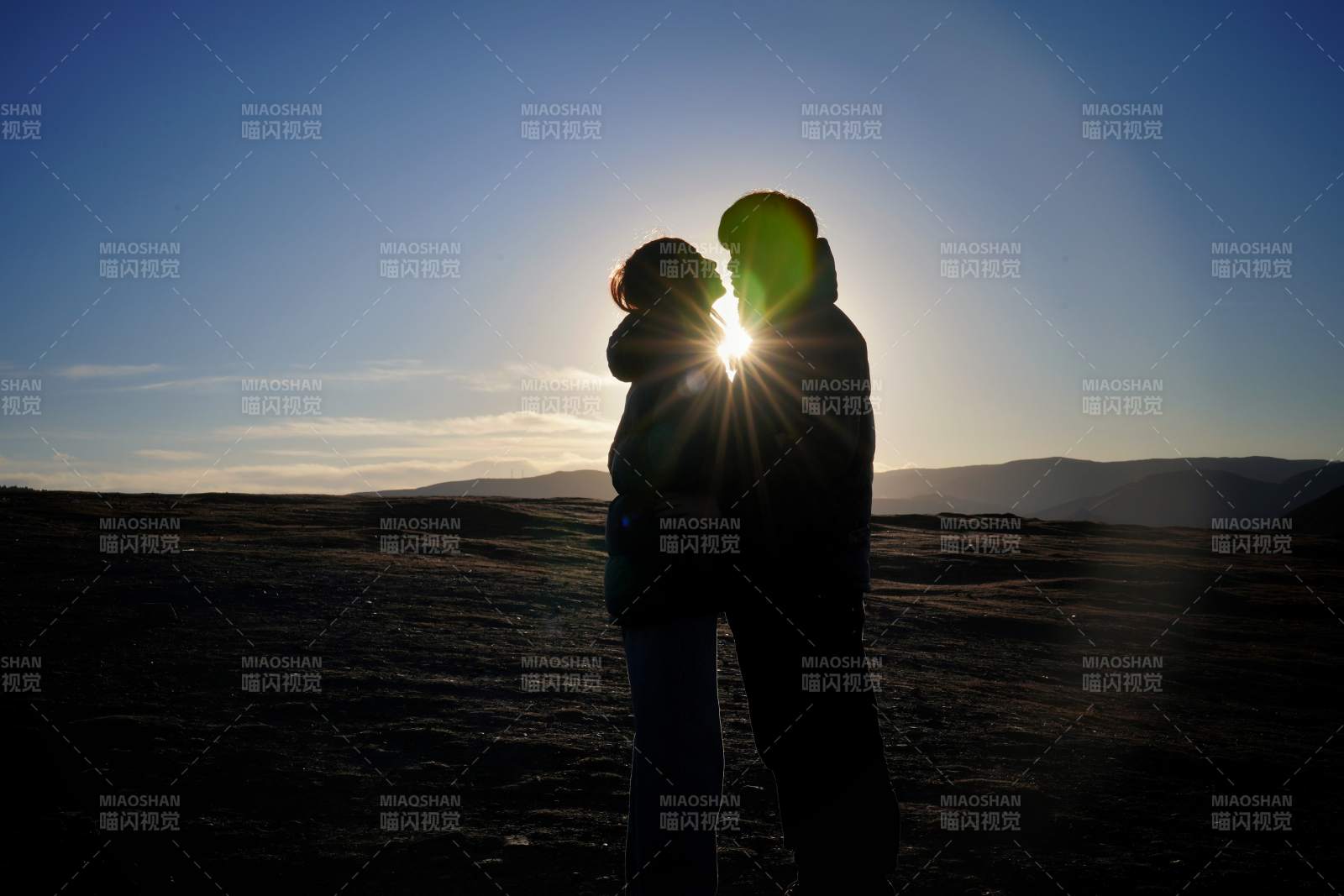 夕阳下的相拥图片
