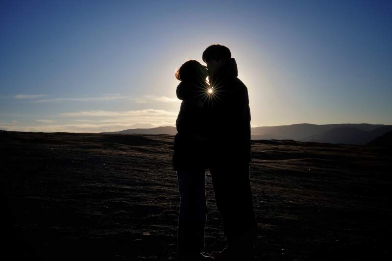 夕阳下的相拥图片