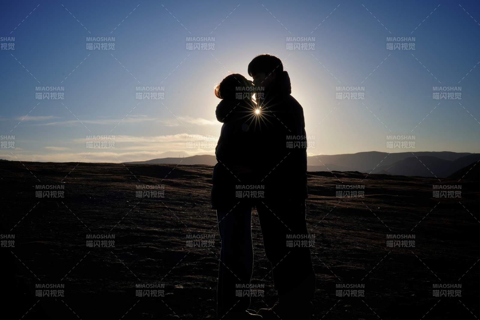 夕阳下的相拥图片