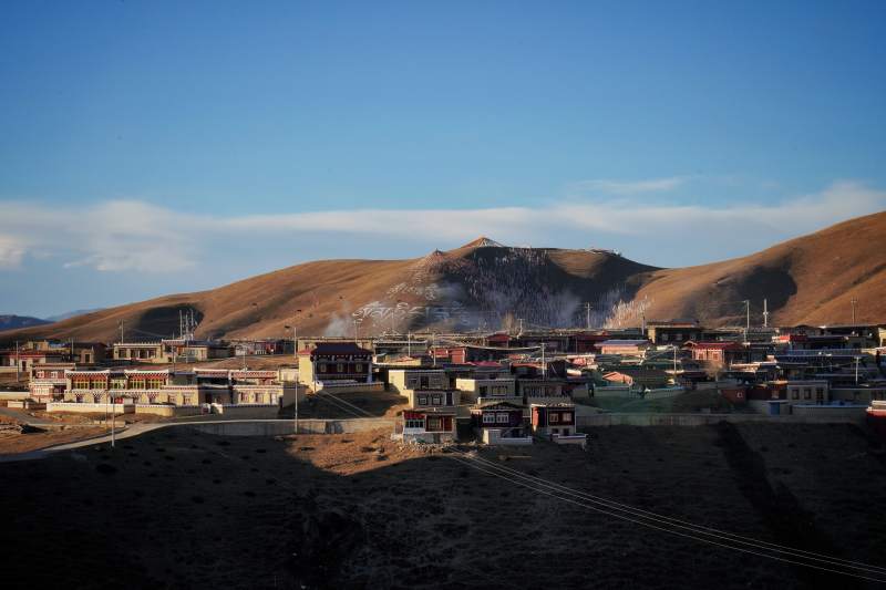川西高原小镇晨景图片