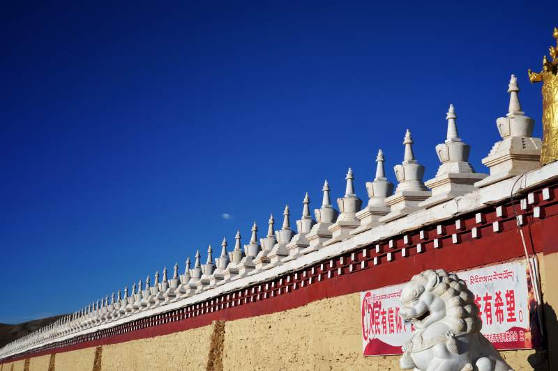 川西木雅大寺的白塔墙图片