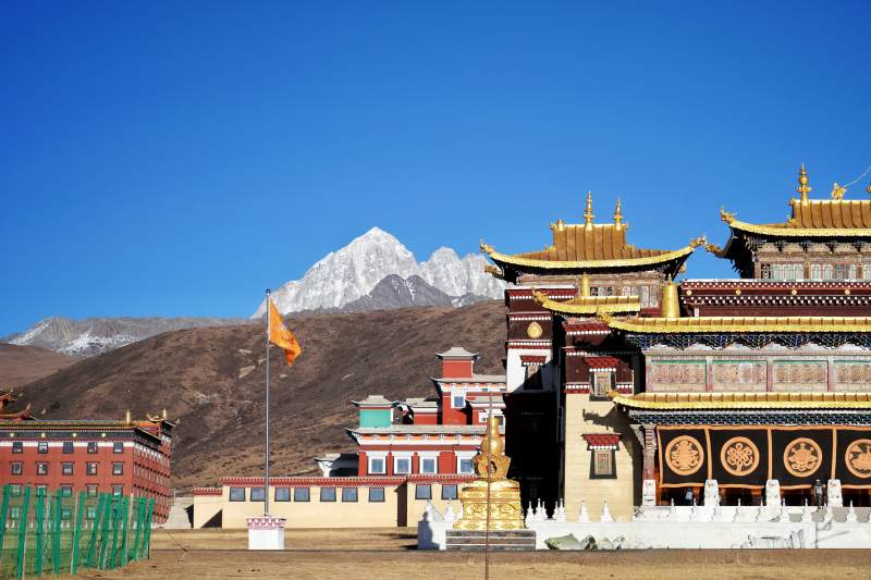 川西雪山下的藏式寺庙图片