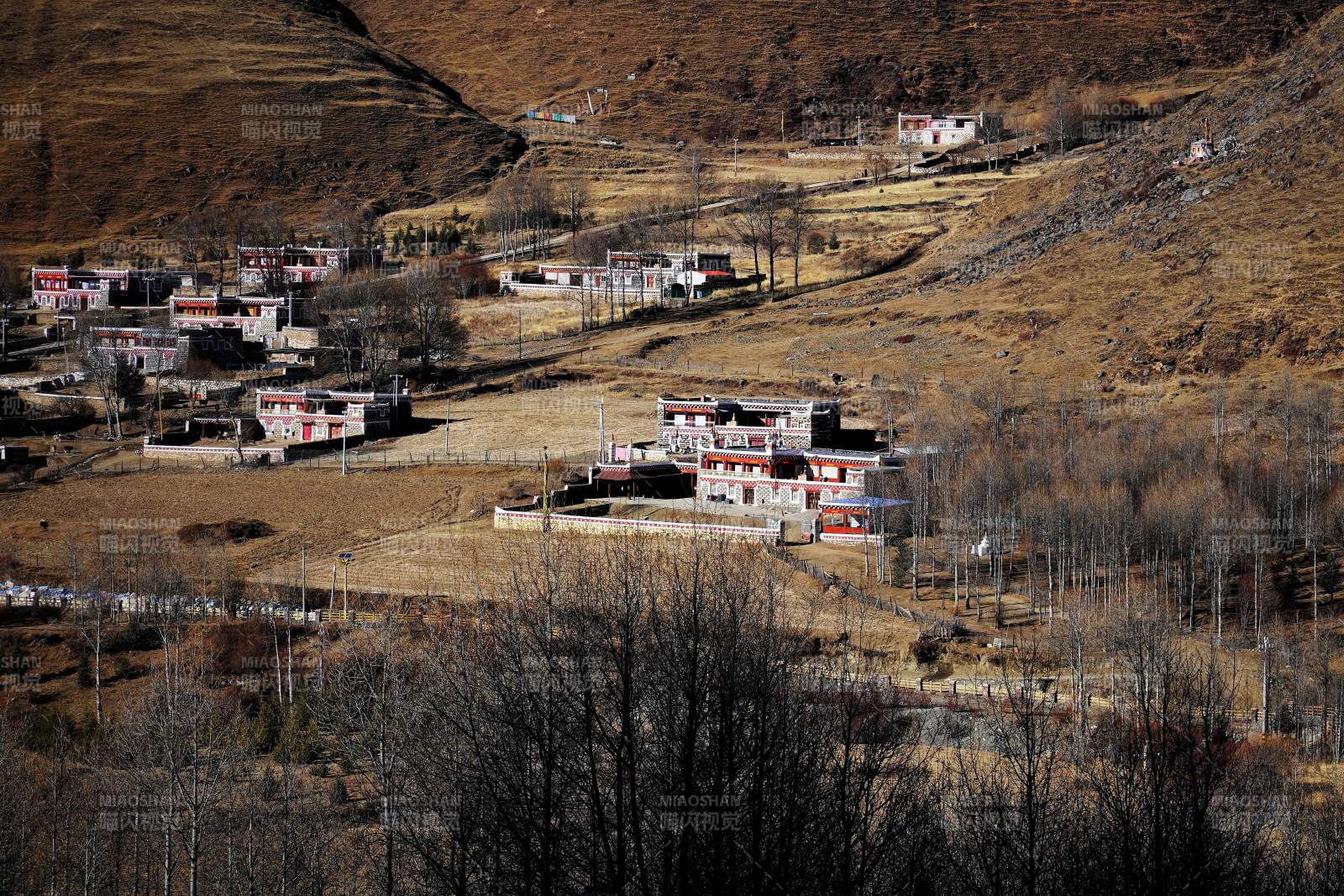 川西山间村落静谧景图片