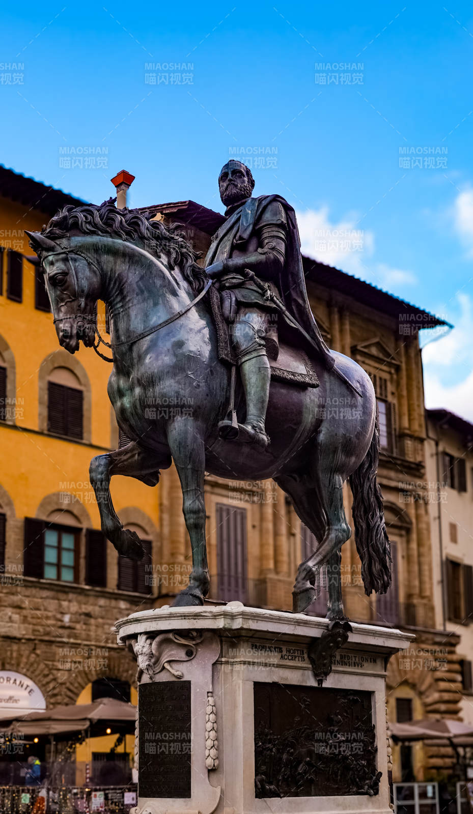 佛罗伦萨骑马雕像矗立街头图片
