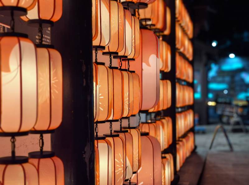 暖灯映夜景图片