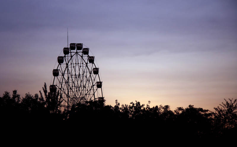 暮色中的摩天轮图片
