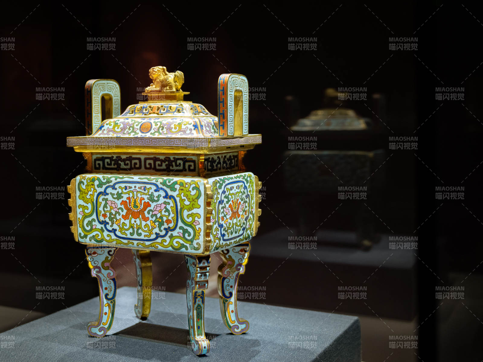 铜鎏金掐丝珐琅四足鼎式炉（清代）图片