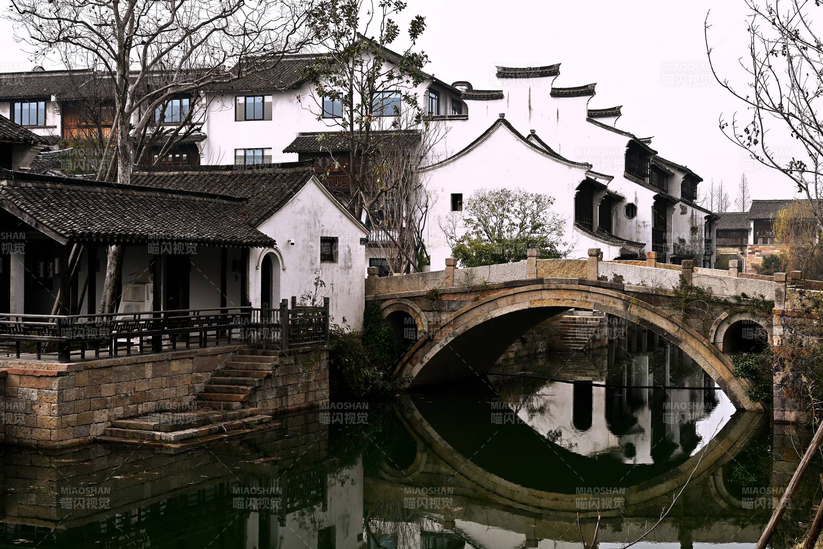 浙江盐官古镇建筑与古桥倒影图片