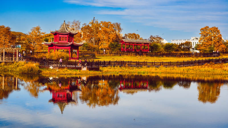 乌兰布统公主湖秋湖映亭 静谧如画图片