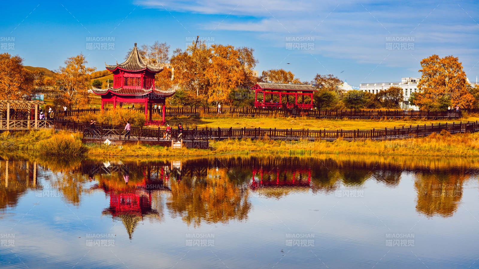 乌兰布统公主湖秋湖映亭 静谧如画图片