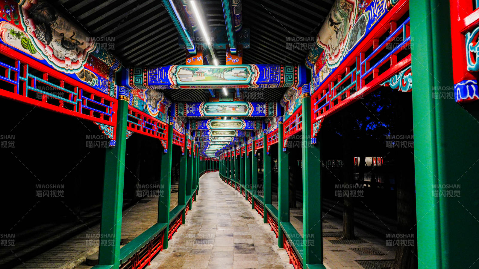 颐和园彩绘长廊夜景图片