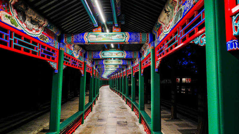 颐和园彩绘长廊夜景图片
