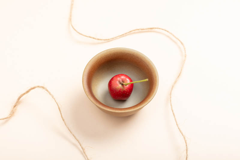 山楂静置于陶碗中图片