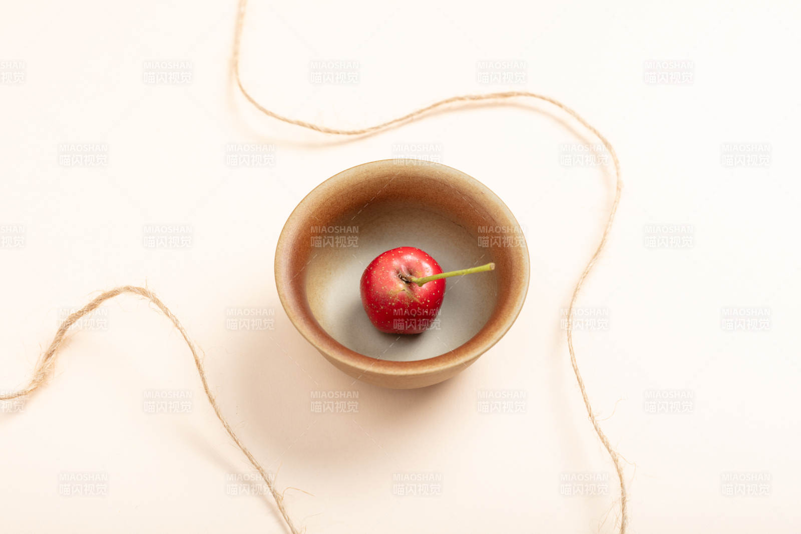 山楂静置于陶碗中图片