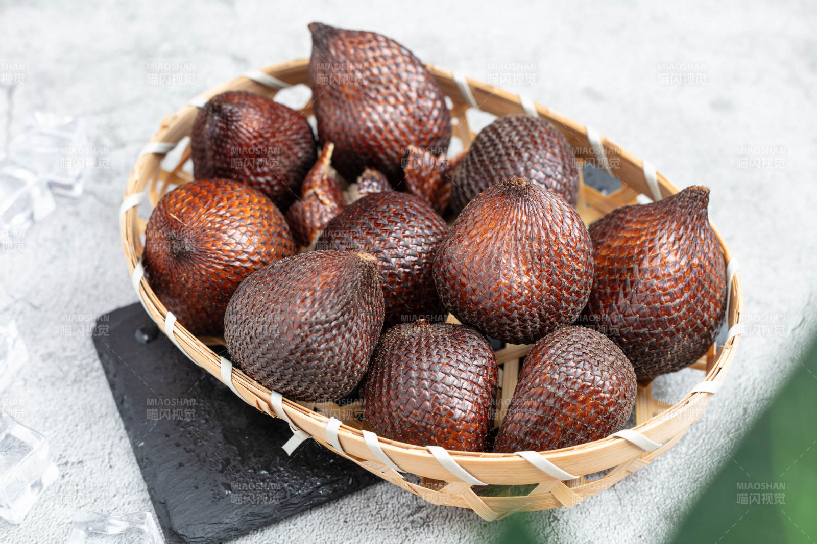 蛇皮果篮中摆放图片