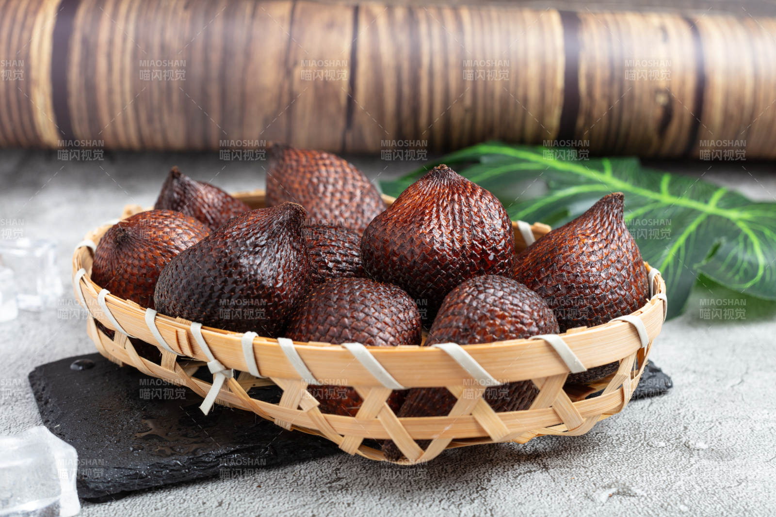 蛇皮果篮中摆放图片