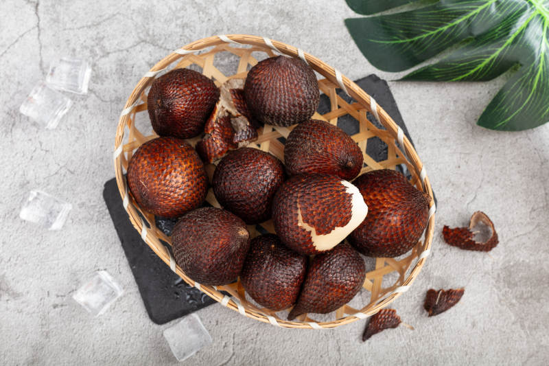 蛇皮果篮静物图片